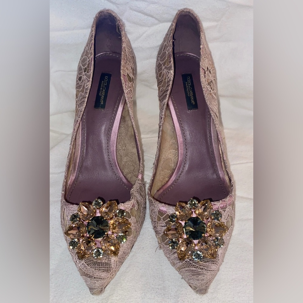 Dolce & Gabbana Lace pump with embellish flower crystal.